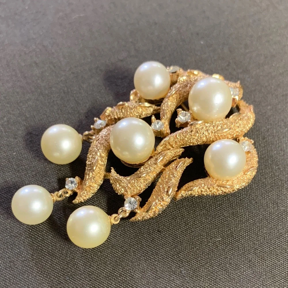 Trifari Vintage Brooch Pin with Pearls